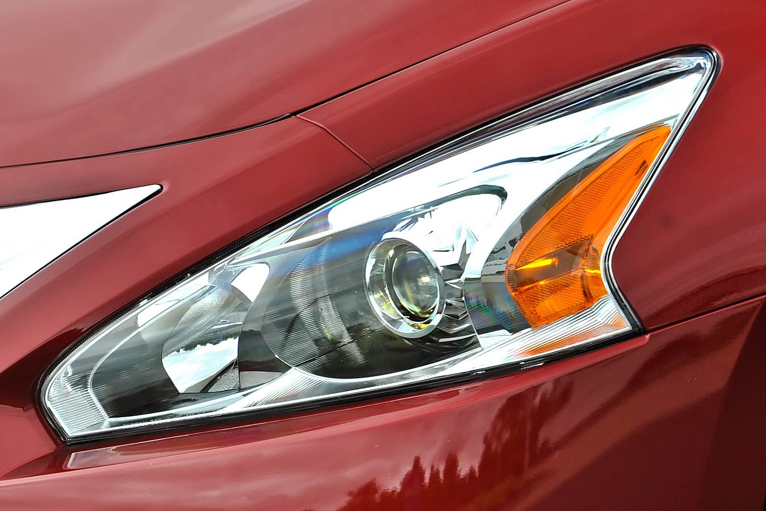Nissan Altima 3.5 SL Sedan Headlamp Detail (2013 model year shown)