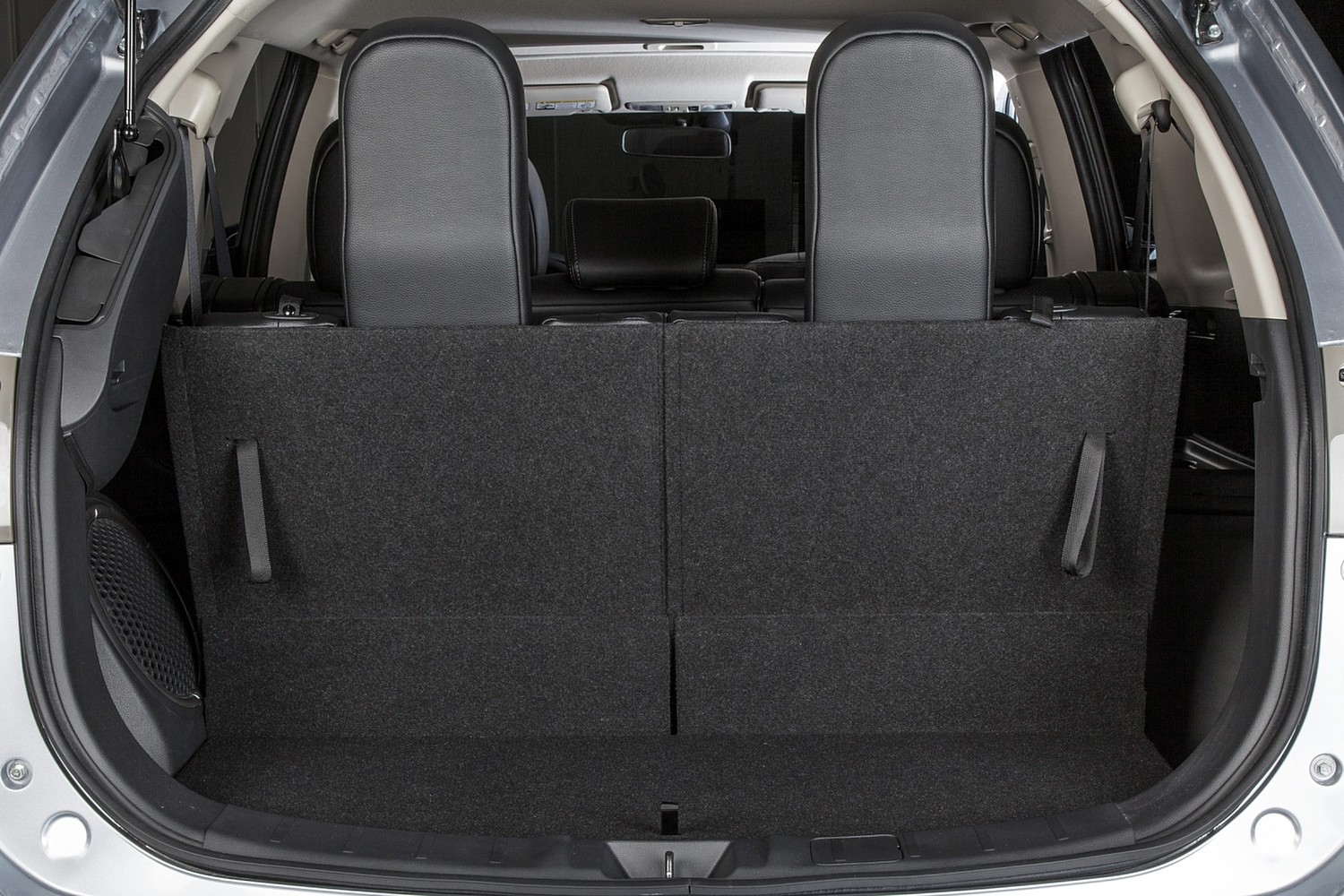 Mitsubishi Outlander GT 4dr SUV Interior Detail (2014 model year shown)