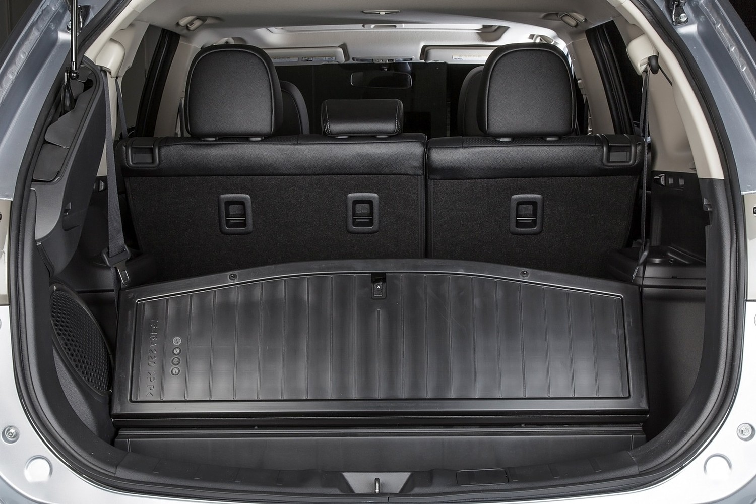 Mitsubishi Outlander GT 4dr SUV Cargo Area (2014 model year shown)