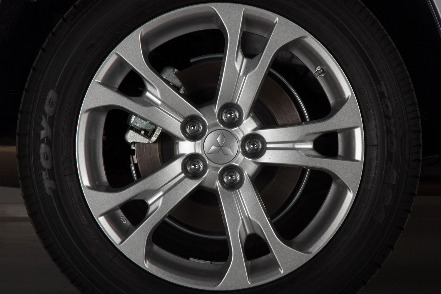 Mitsubishi Outlander GT 4dr SUV Wheel (2014 model year shown)