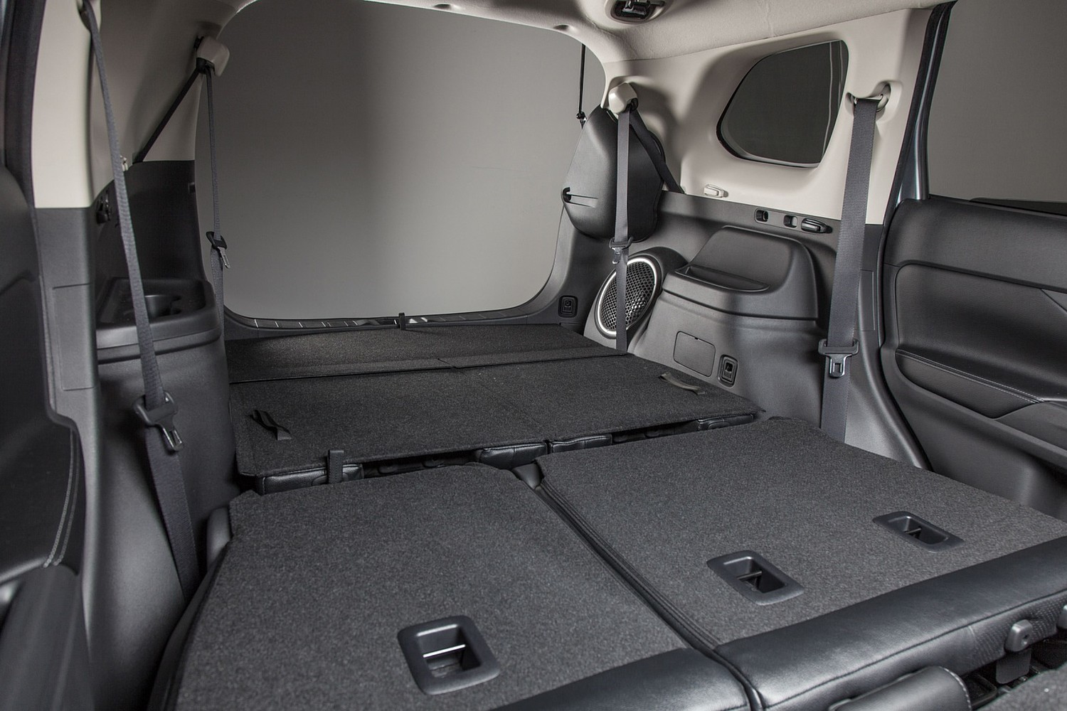 Mitsubishi Outlander GT 4dr SUV Interior (2014 model year shown)