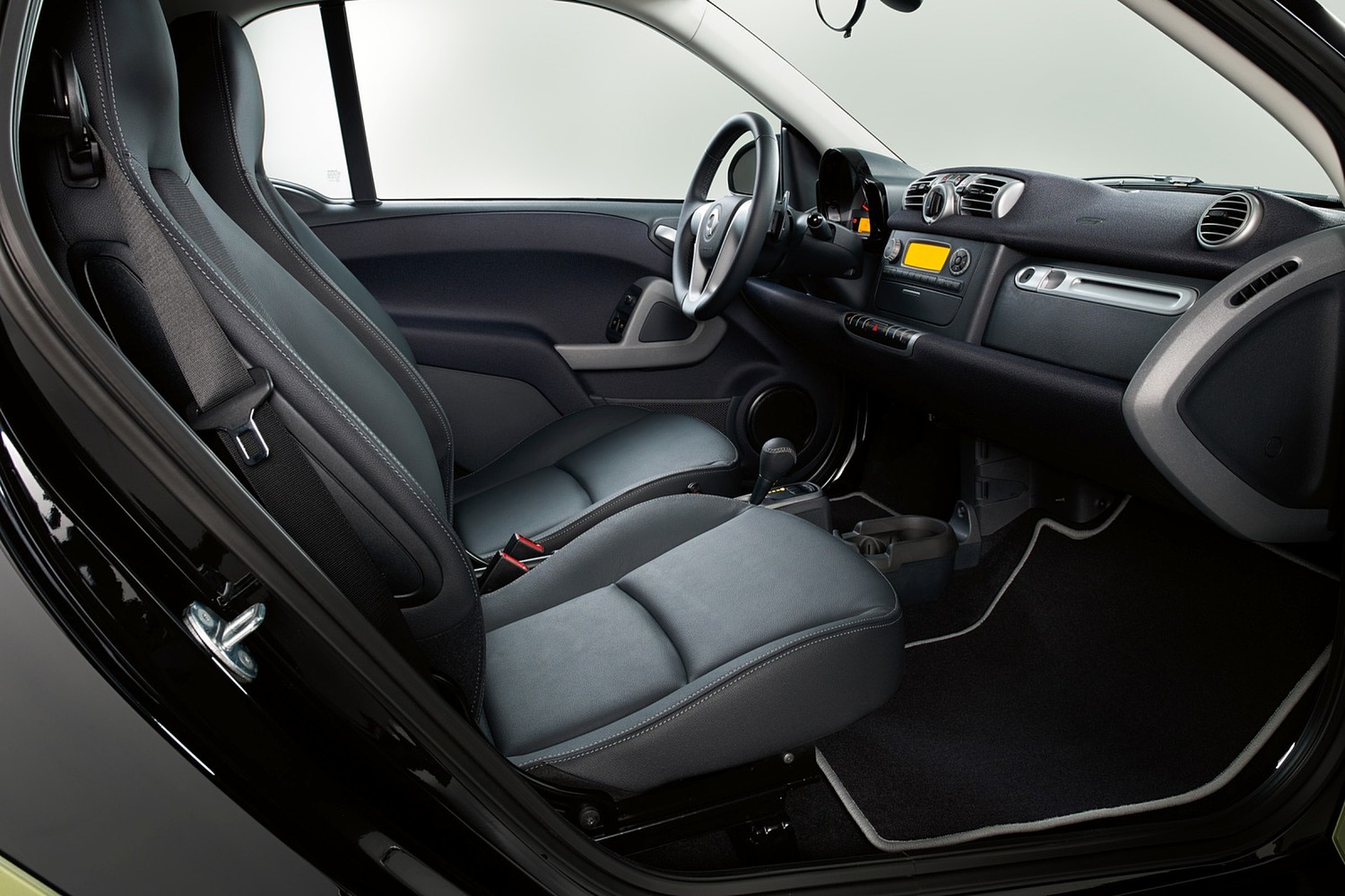 smart fortwo passion cabriolet Convertible Interior (2013 model year shown)