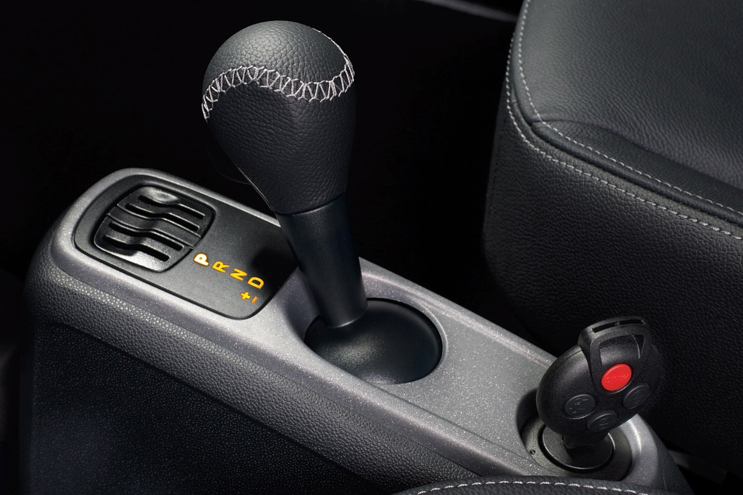 smart fortwo passion coupe 2dr Hatchback Shifter (2013 model year shown)