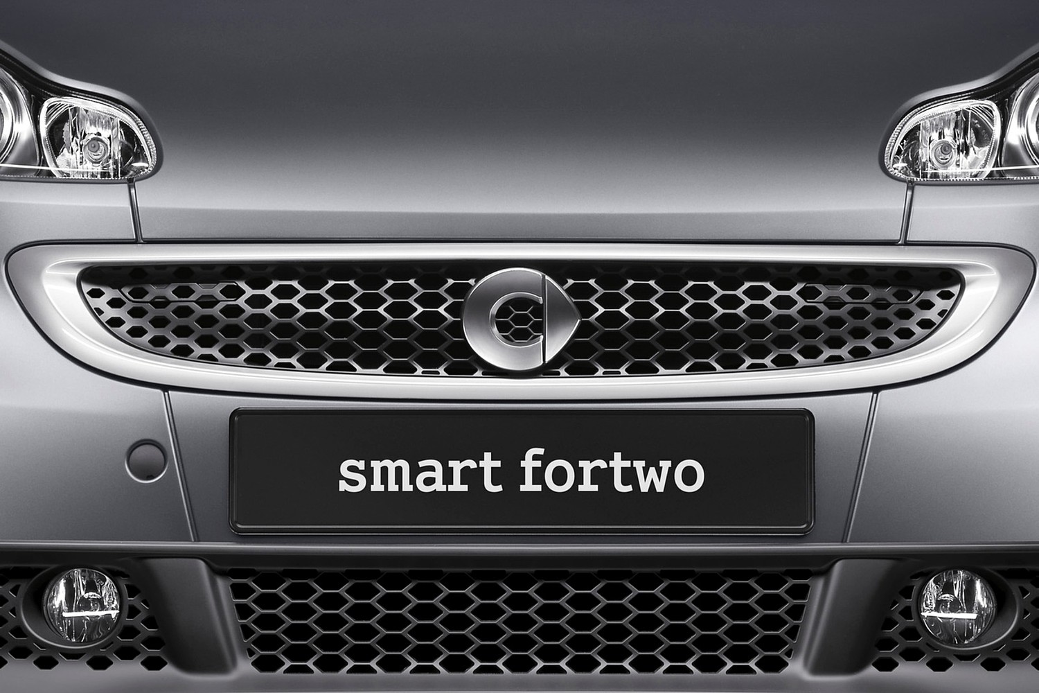 smart fortwo passion coupe 2dr Hatchback Front Badge (2013 model year shown)