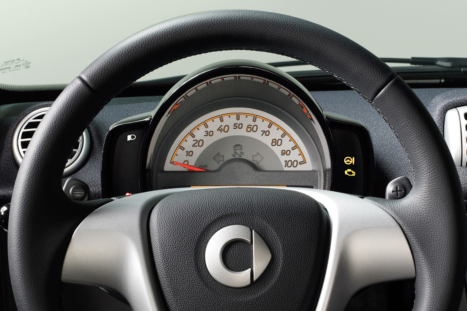 smart fortwo passion coupe 2dr Hatchback Gauge Cluster (2013 model year shown)