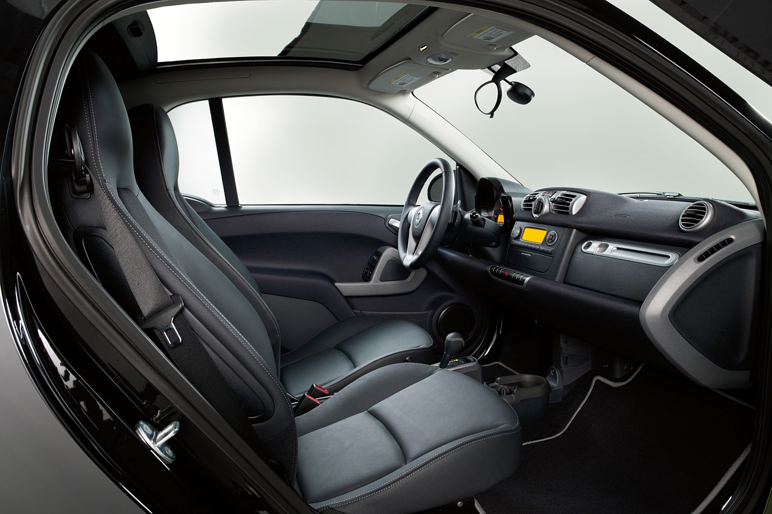 smart fortwo passion coupe 2dr Hatchback Interior (2013 model year shown)