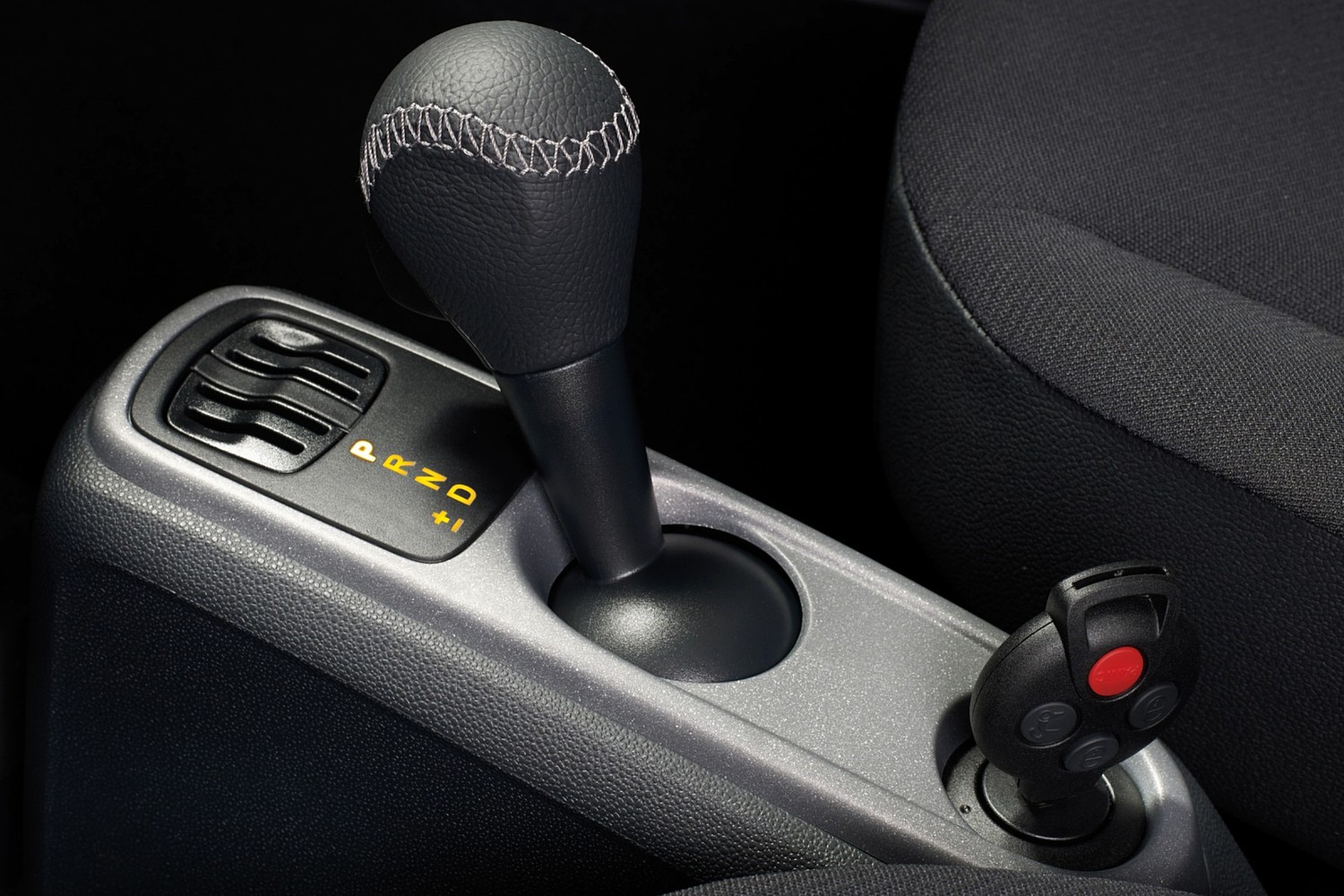 smart fortwo pure coupe 2dr Hatchback Shifter (2013 model year shown)