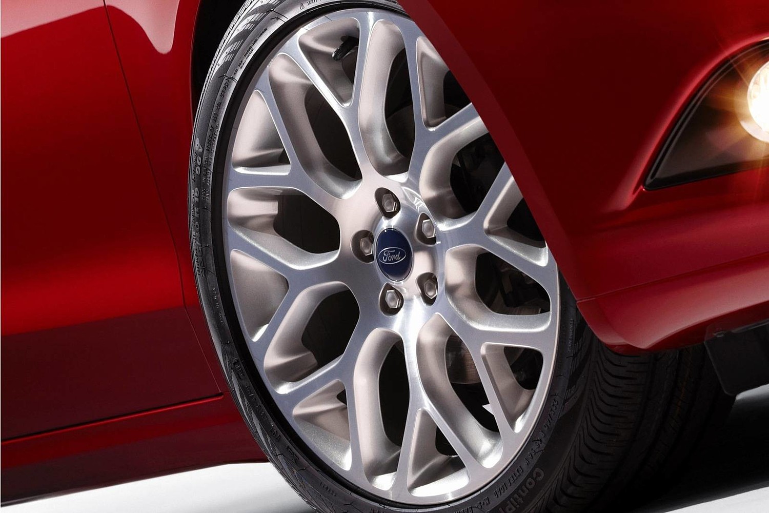Ford Fusion Titanium Sedan Wheel (2014 model year shown)