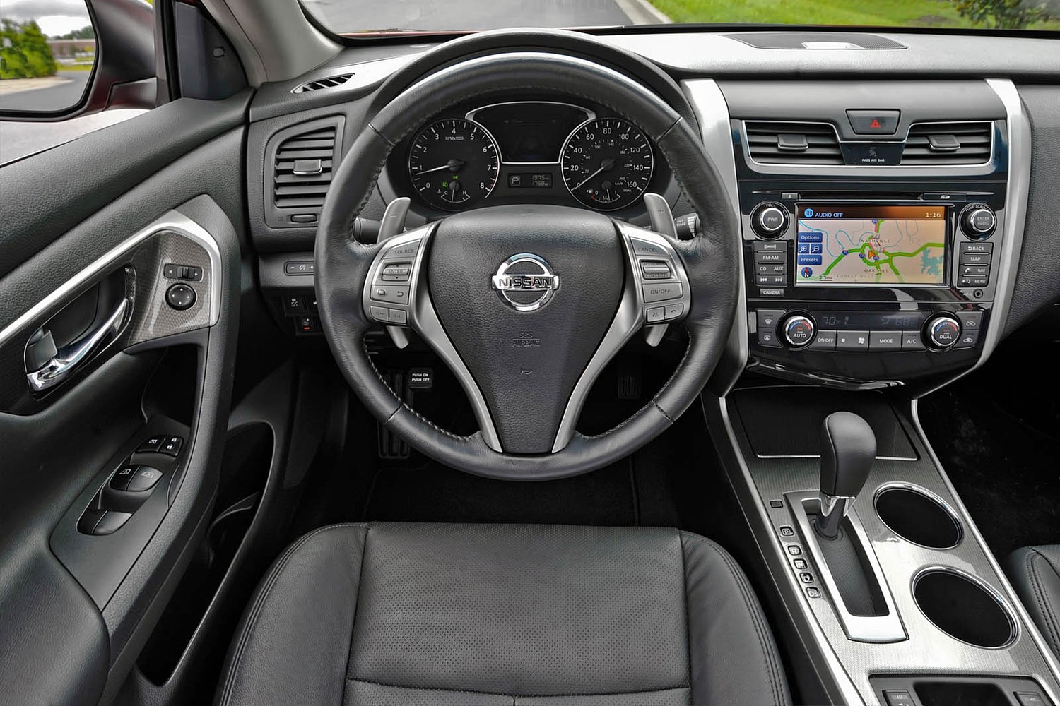Nissan Altima 3.5 SL Sedan Interior (2014 model year shown)