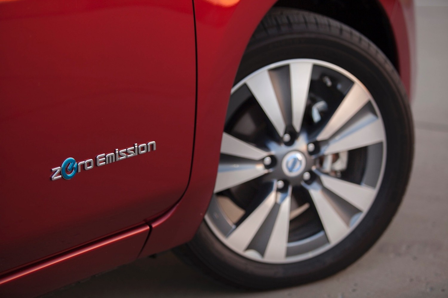 Nissan Leaf SL 4dr Hatchback Wheel (2014 model year shown)