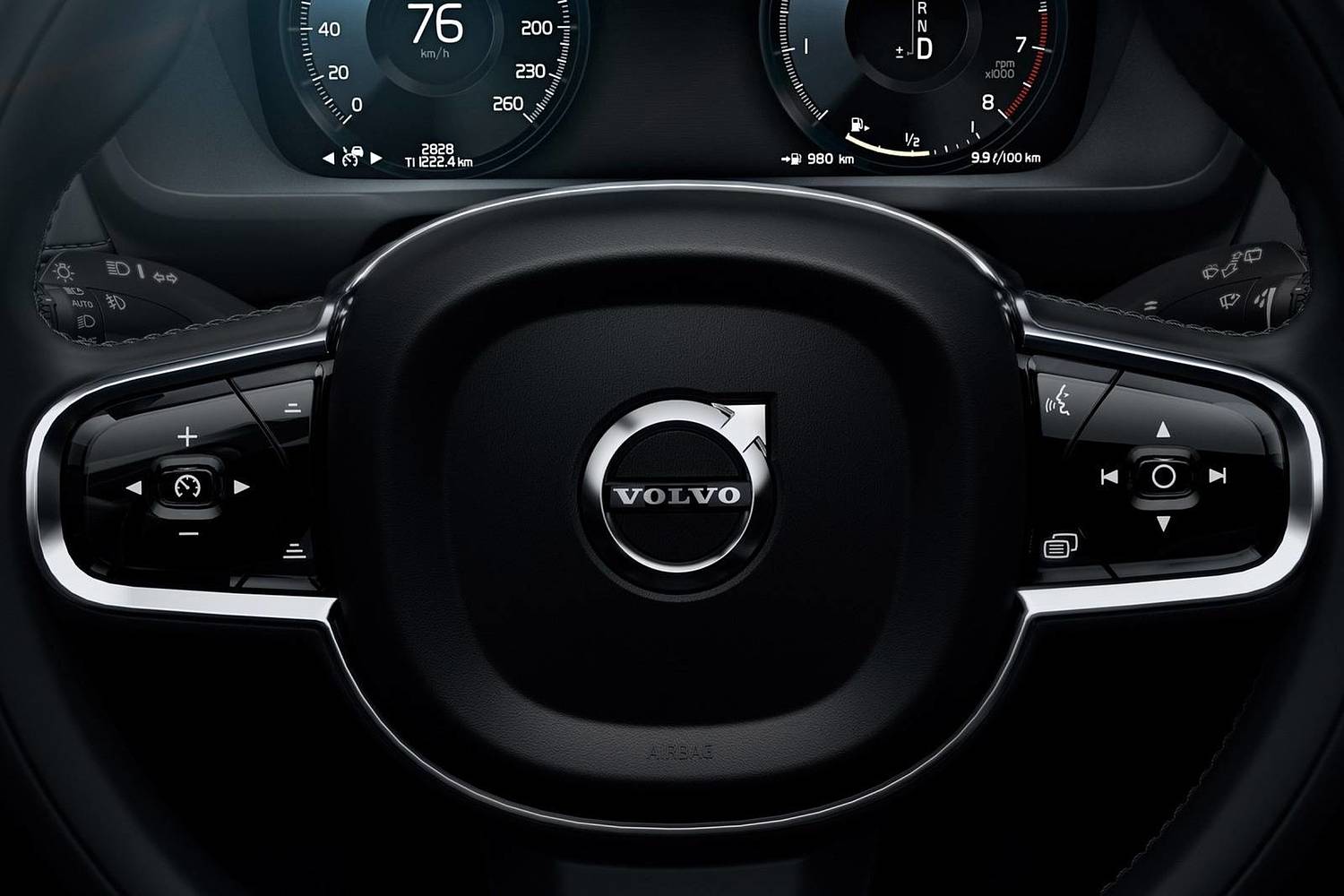 Volvo XC90 T6 Inscription 4dr SUV Steering Wheel Detail (2016 model year shown)