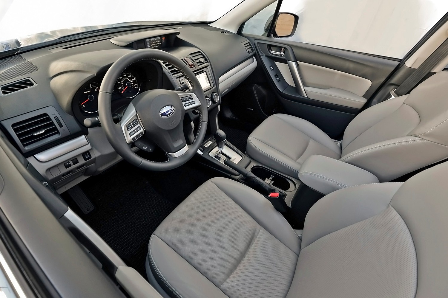 Subaru Forester 2.5i Limited PZEV 4dr SUV Interior (2015 model year shown)