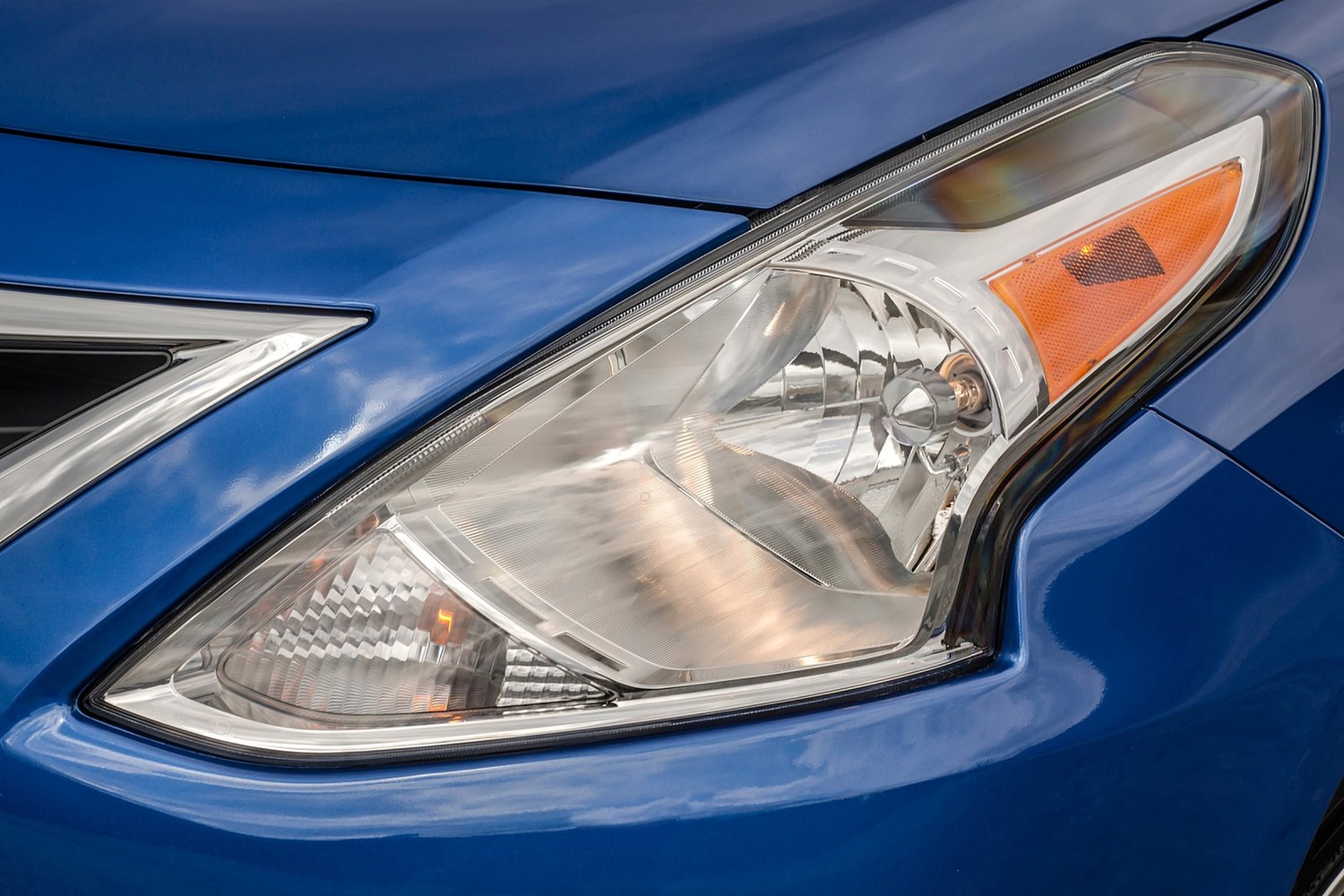 Nissan Versa 1.6 SL Sedan Headlamp Detail (2015 model year shown)