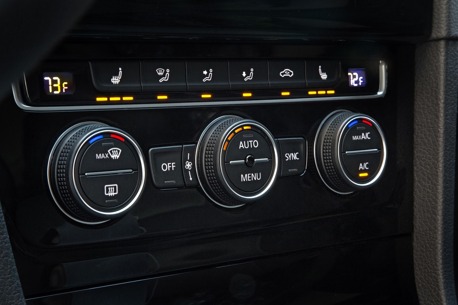 Volkswagen Golf SportWagen TSI SEL Wagon Dual-zone Climate Controls (2015 model year shown)