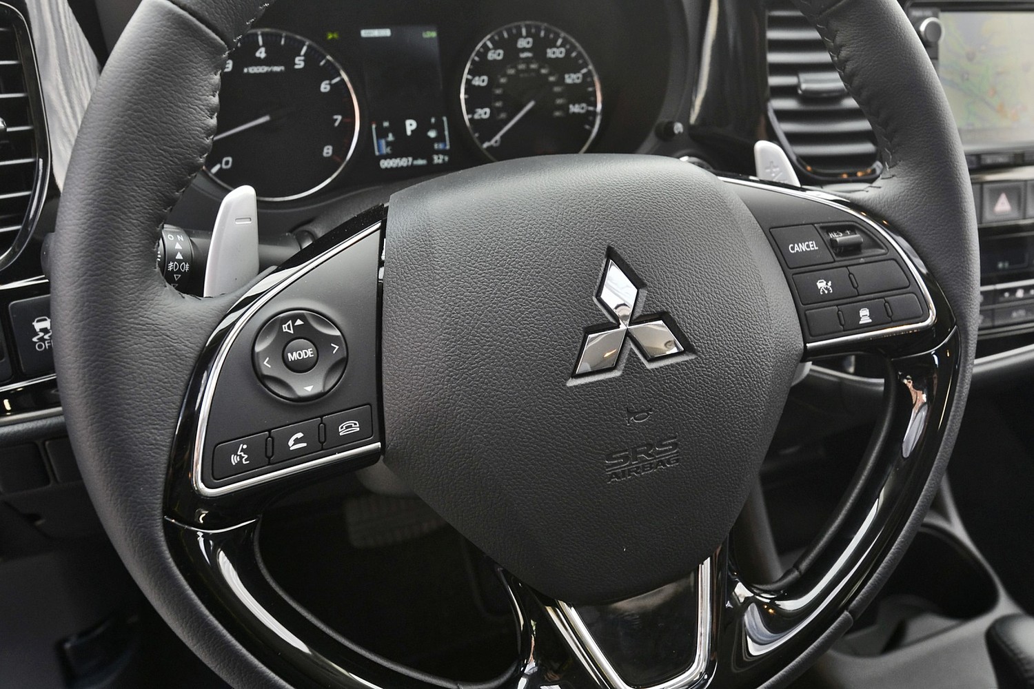 2016 Mitsubishi Outlander GT 4dr SUV Steering Wheel Detail