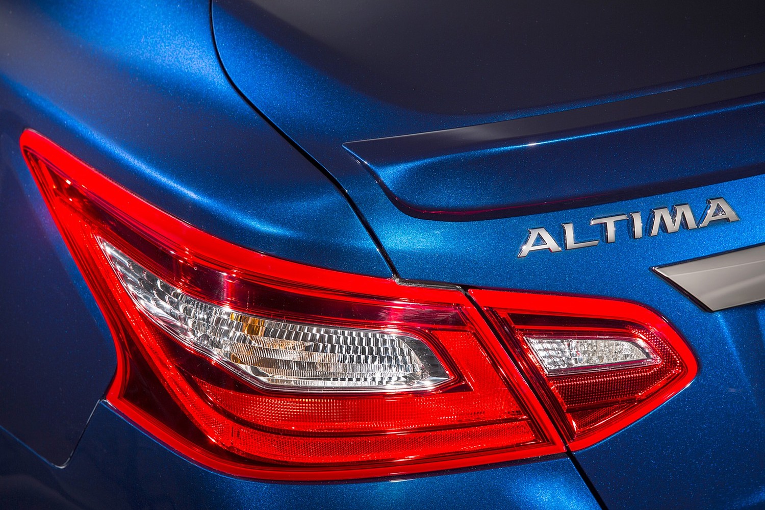 2016 Nissan Altima 2.5 SR Sedan Rear Badge