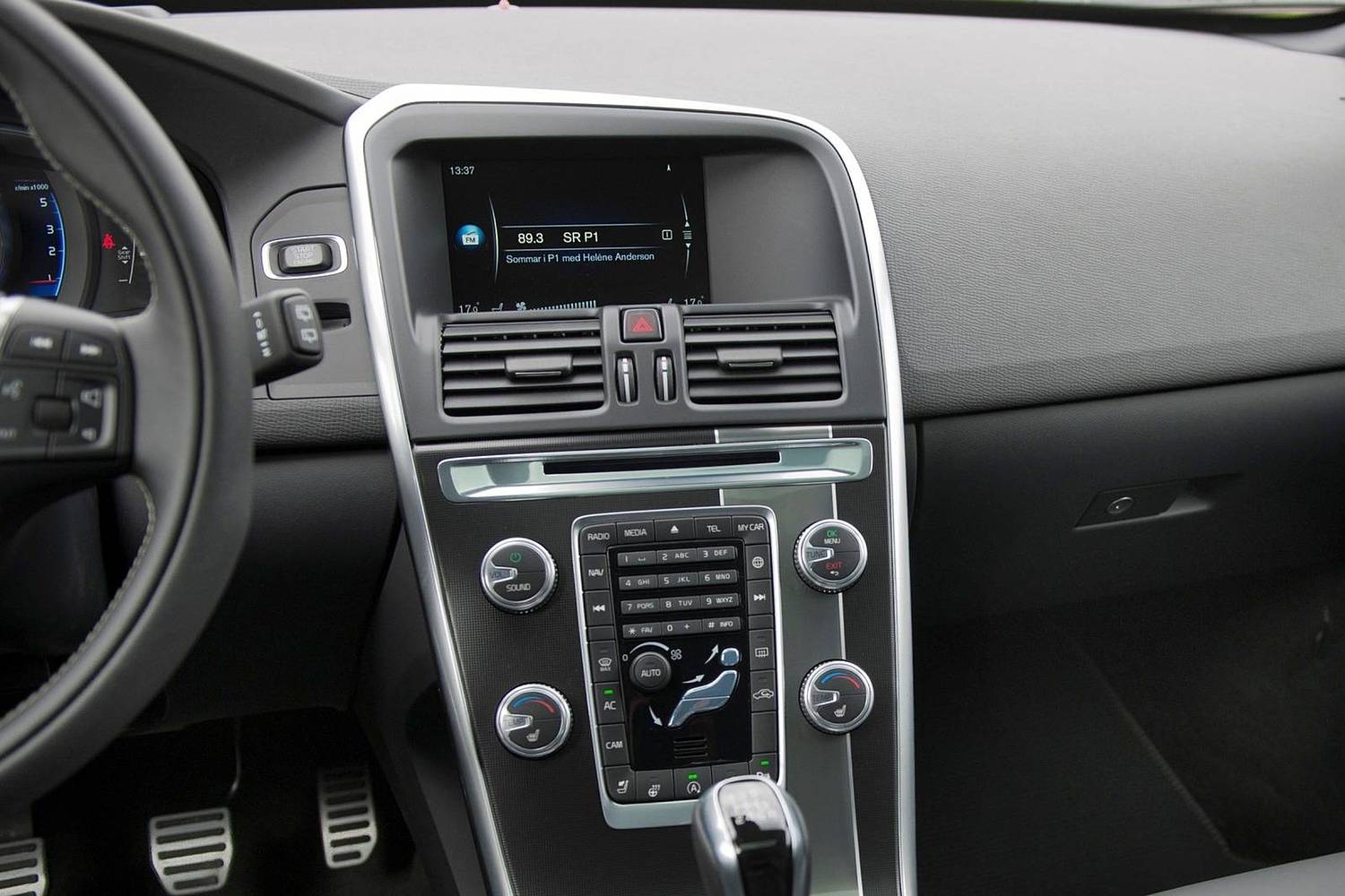 2016 Volvo XC60 T6 R-Design Platinum 4dr SUV Center Console