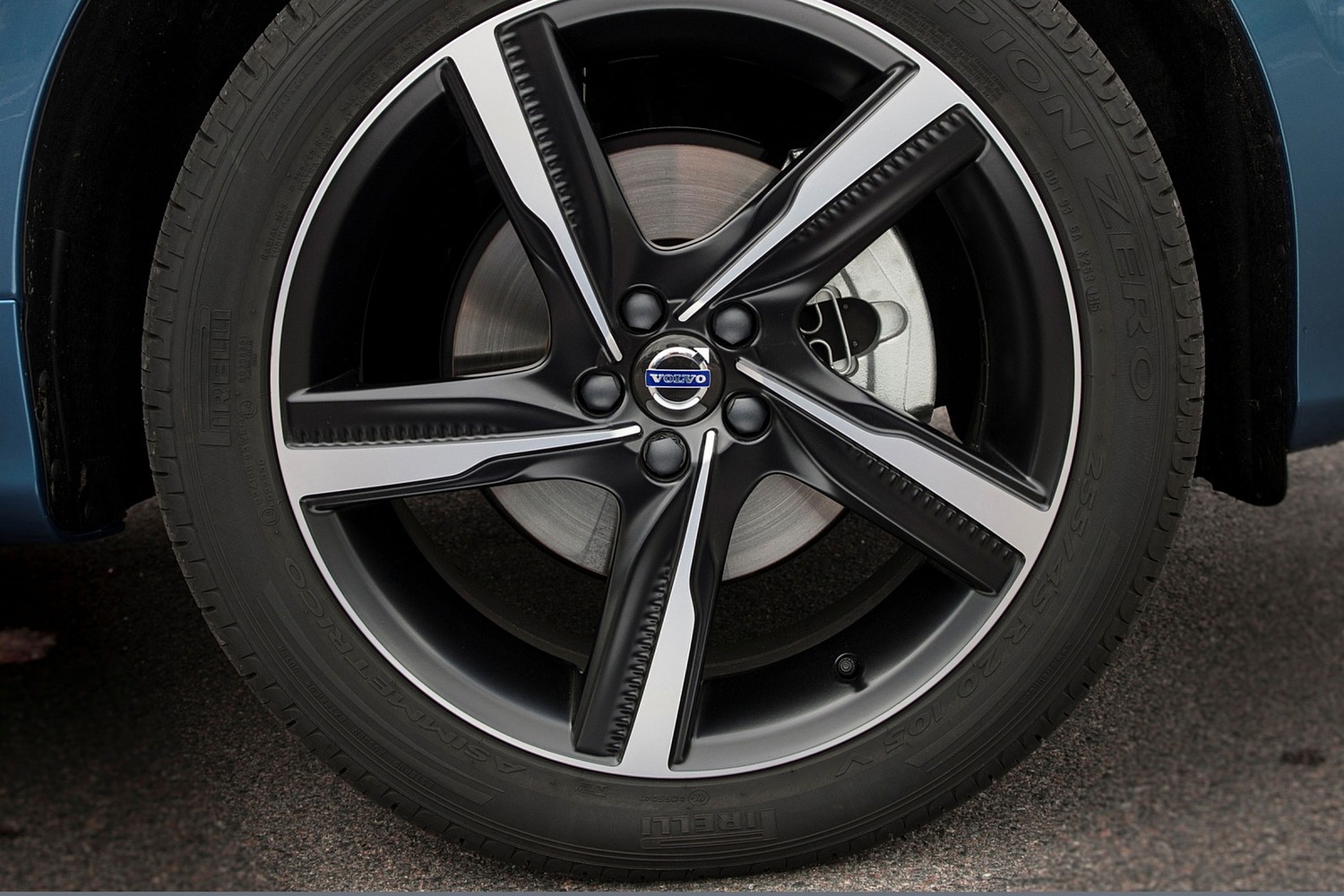 2016 Volvo XC60 T6 R-Design Platinum 4dr SUV Wheel