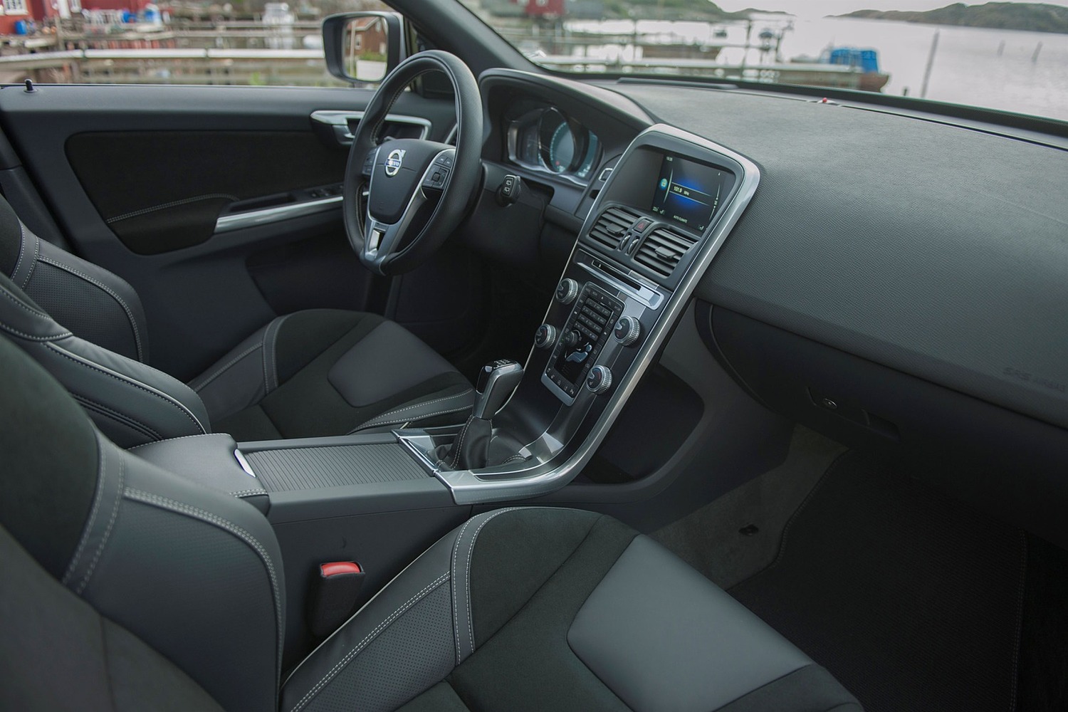 2016 Volvo XC60 T6 R-Design Platinum 4dr SUV Interior