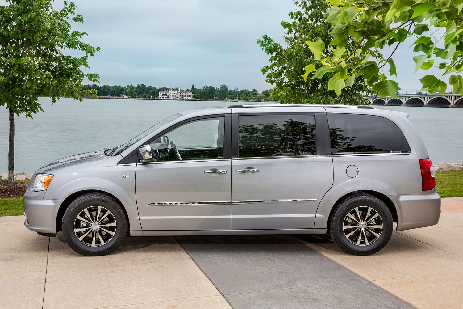2016 Chrysler Town and Country Anniversary Edition Passenger Minivan Exterior