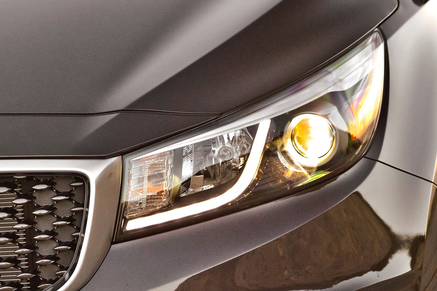 Kia Sedona SX Limited Passenger Minivan Headlamp Detail (2016 model year shown)