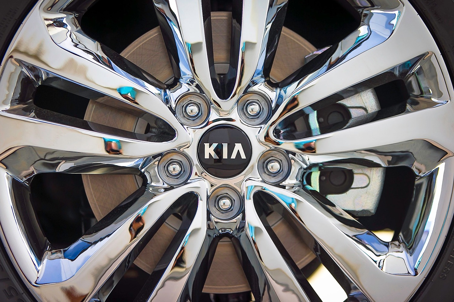 Kia Sedona SX Limited Passenger Minivan Wheel (2016 model year shown)