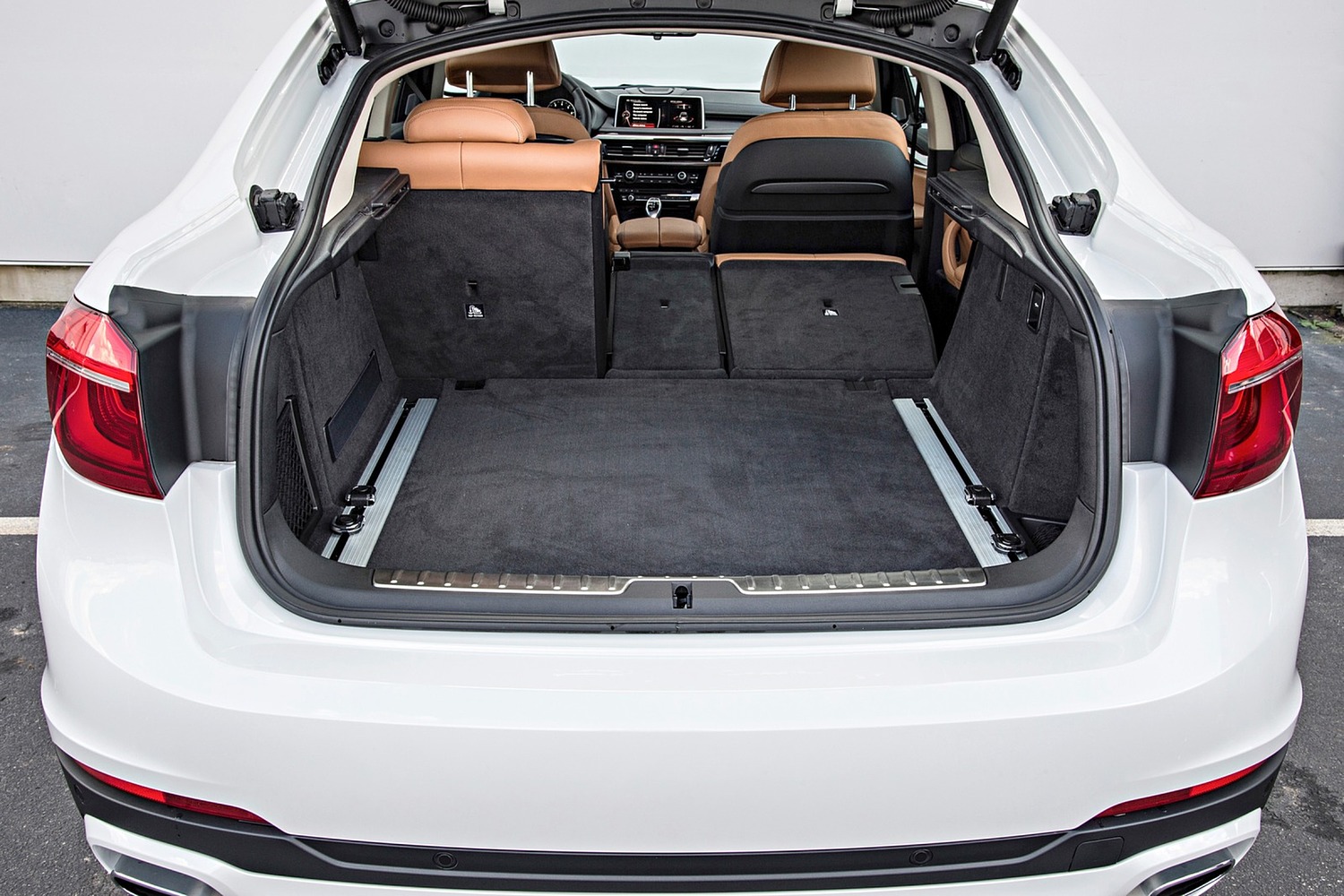 BMW X6 xDrive50i 4dr SUV Interior (2016 model year shown)