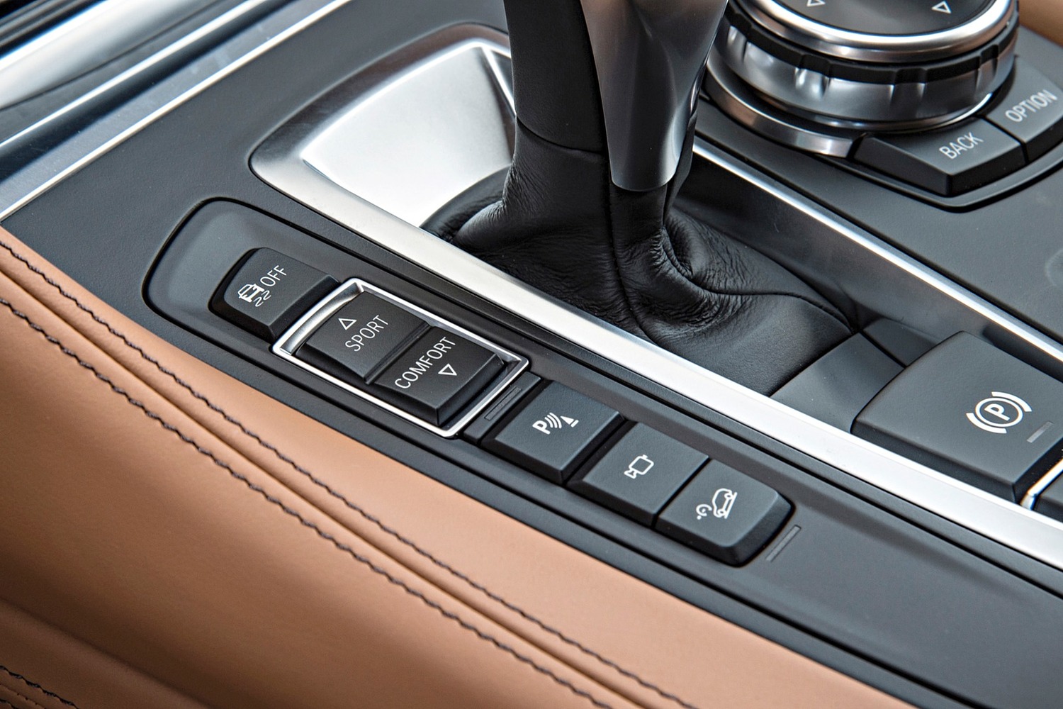 BMW X6 xDrive50i 4dr SUV Interior Detail (2016 model year shown)