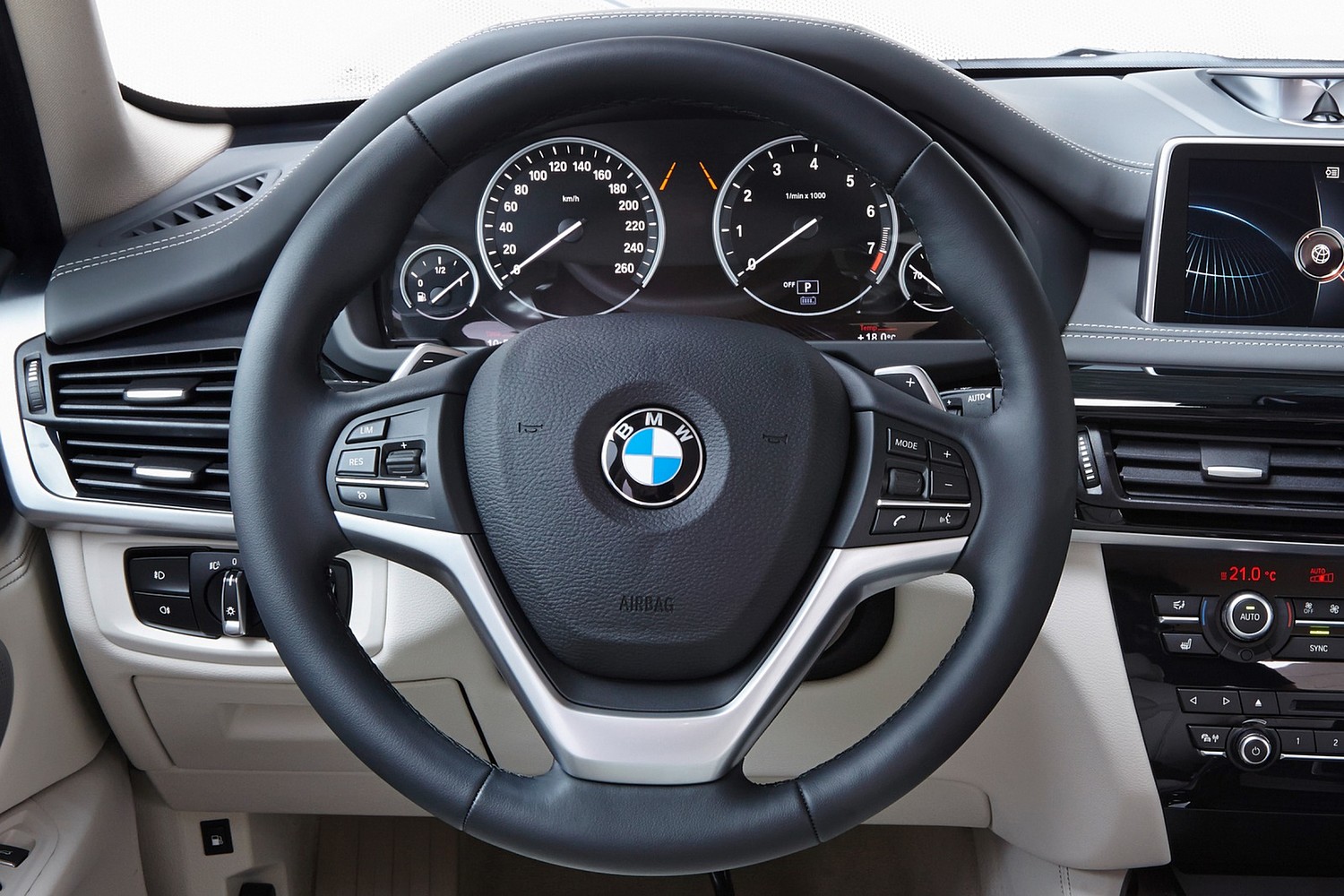 2016 BMW X5 eDrive xDrive40e 4dr SUV Steering Wheel Detail