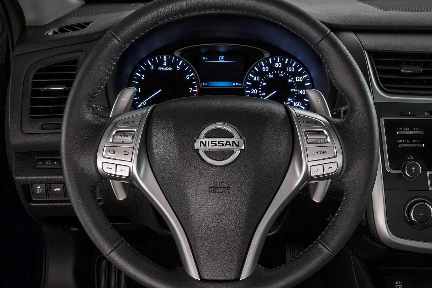 2016 Nissan Altima 2.5 SR Sedan Steering Wheel Detail