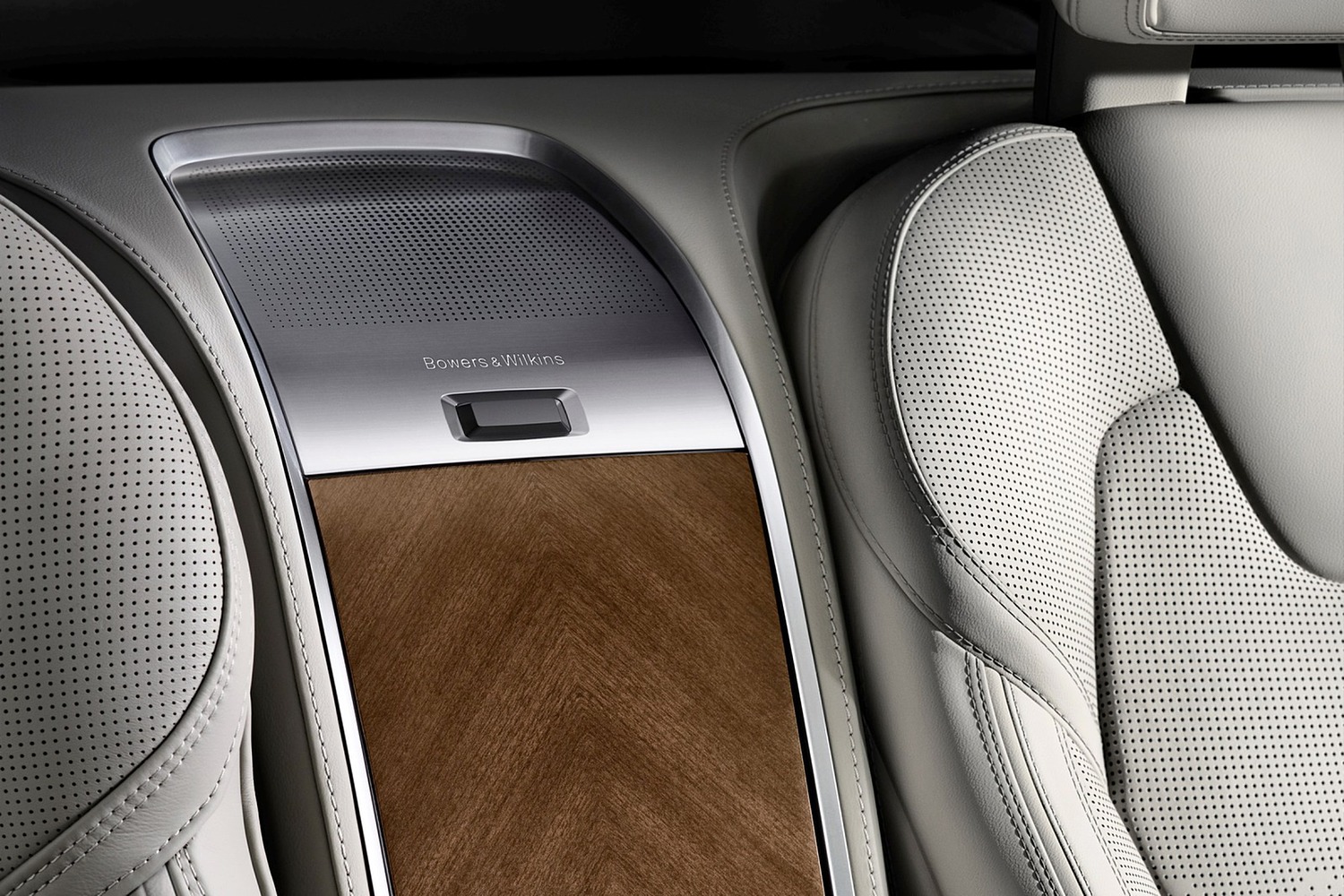 Volvo XC90 T8 Excellence Twin Engine Plug-In Hybrid 4dr SUV Interior Detail (2017 model year shown)