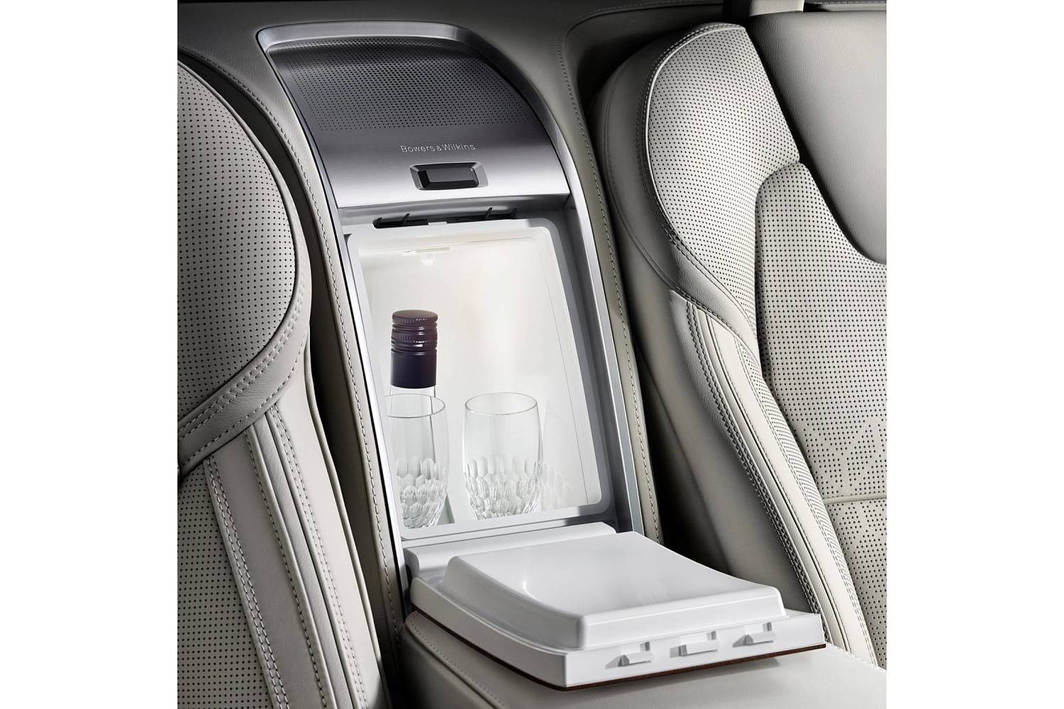 Volvo XC90 T8 Excellence Twin Engine Plug-In Hybrid 4dr SUV Interior Detail (2017 model year shown)