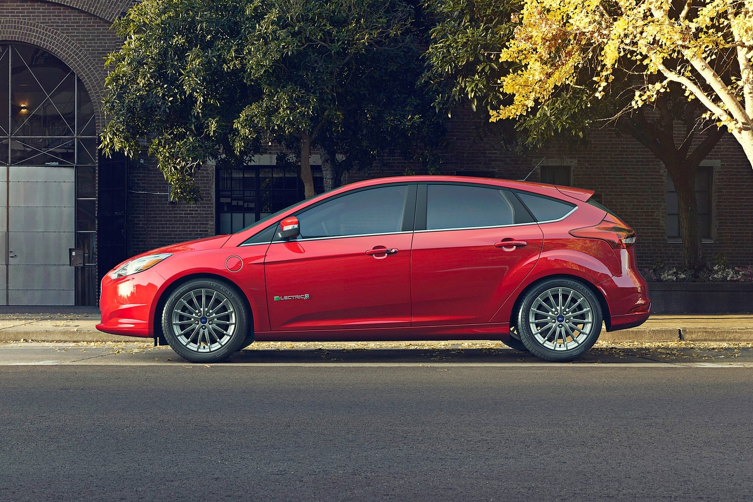 Ford Focus Electric 4dr Hatchback Profile (2017 model year shown)
