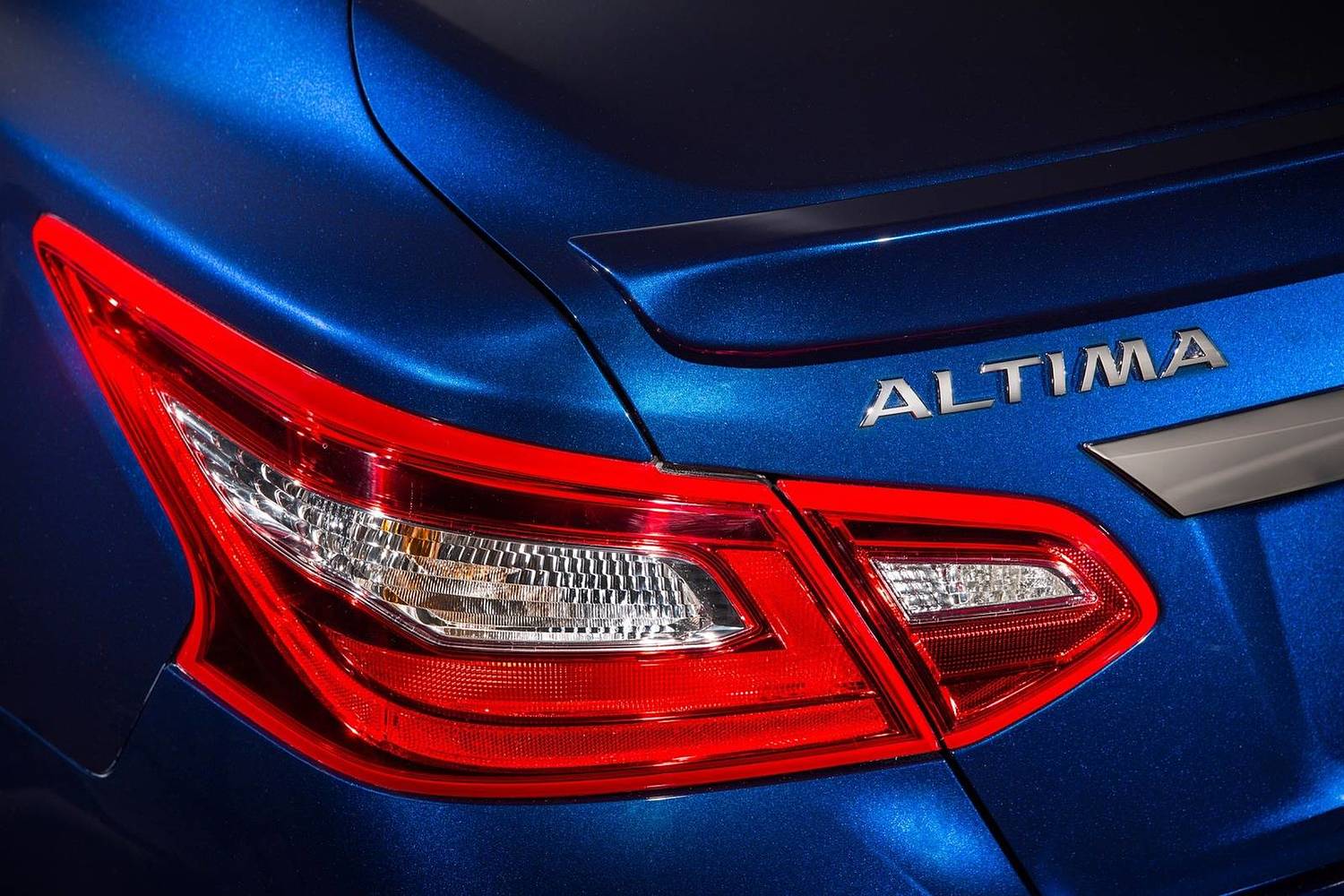 Nissan Altima 2.5 SR Sedan Rear Badge (2017 model year shown)