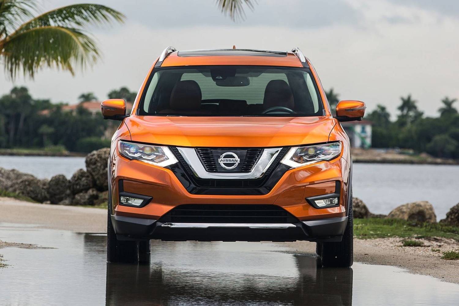 Nissan Rogue SL 4dr SUV Exterior (2017 model year shown)
