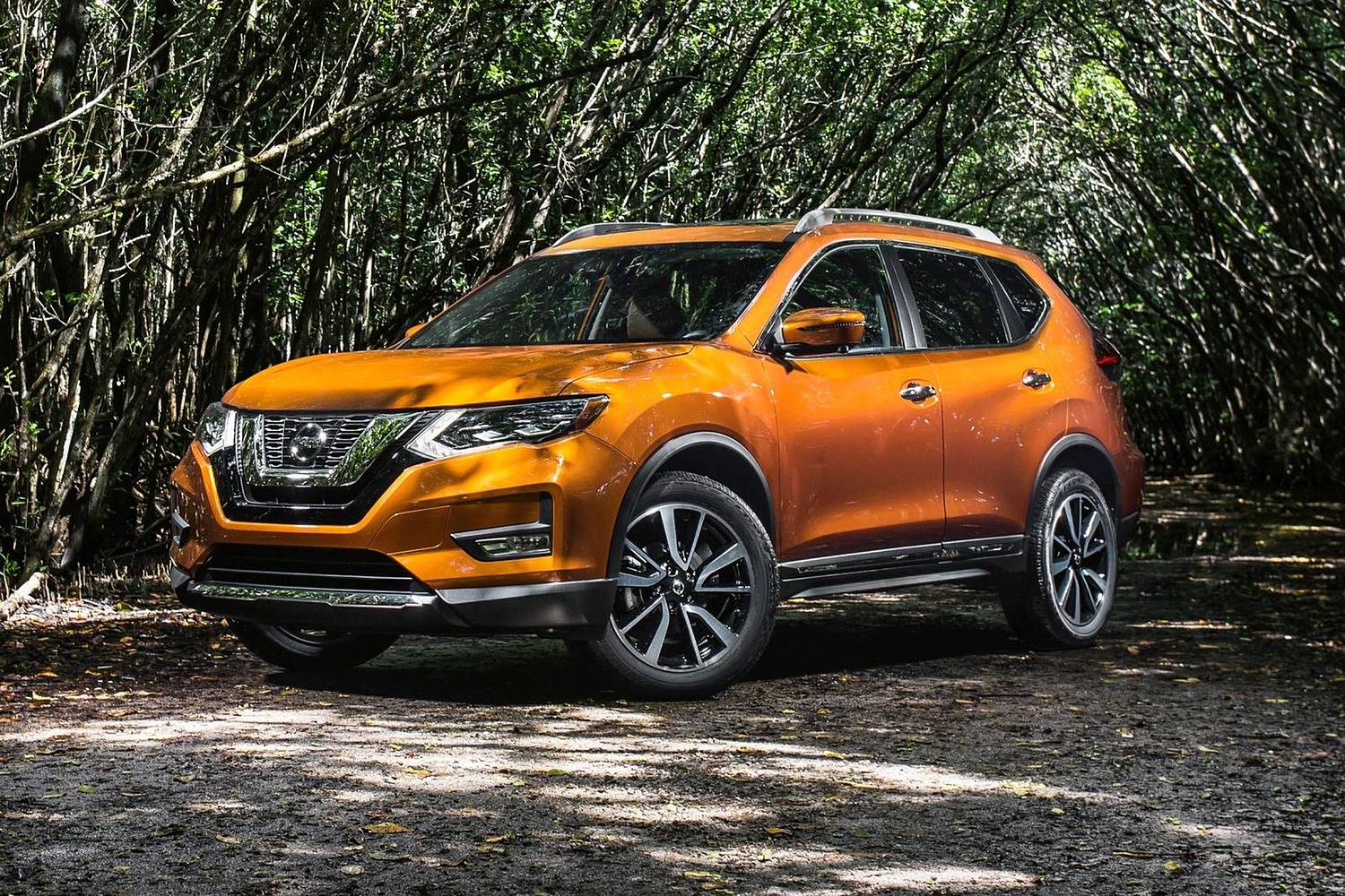 Nissan Rogue SL 4dr SUV Exterior. Platinum Package Shown. (2017 model year shown)