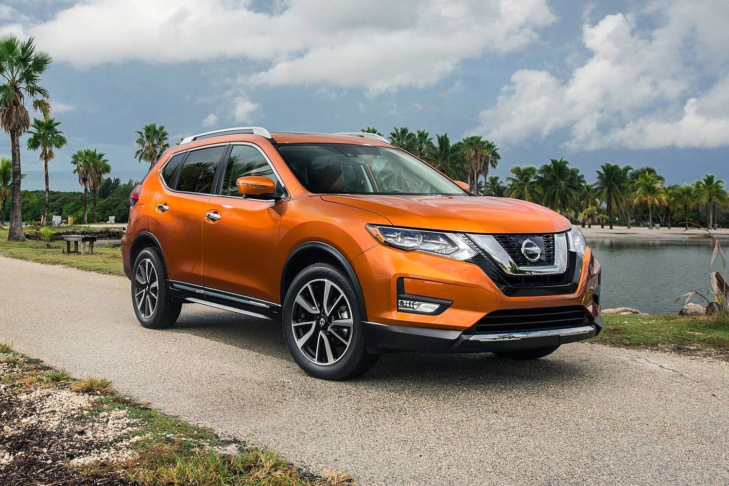 Nissan Rogue SL 4dr SUV Exterior. Platinum Package Shown. (2017 model year shown)