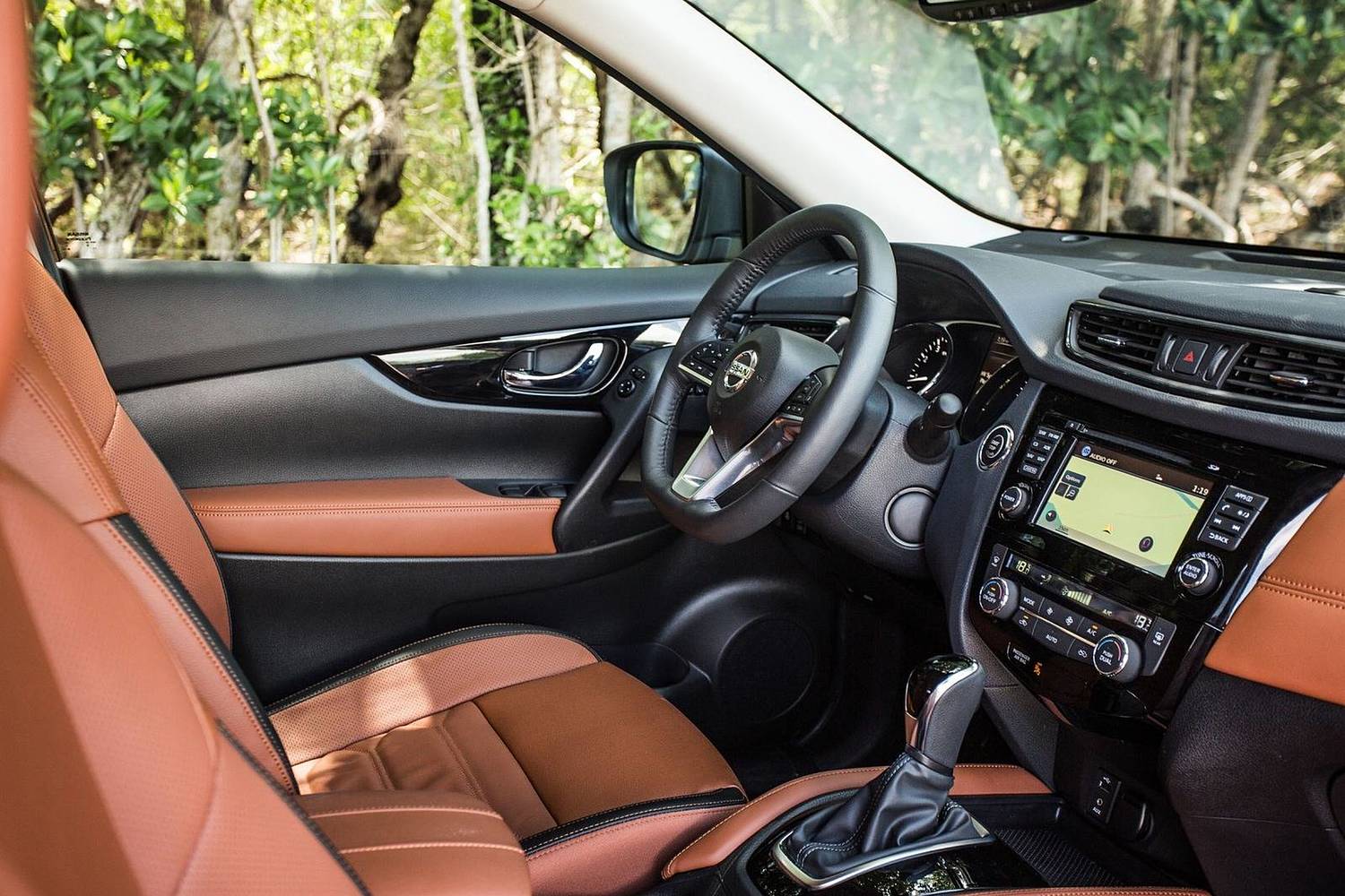 Nissan Rogue SL 4dr SUV Interior. Platinum Reserve Package Shown. (2017 model year shown)