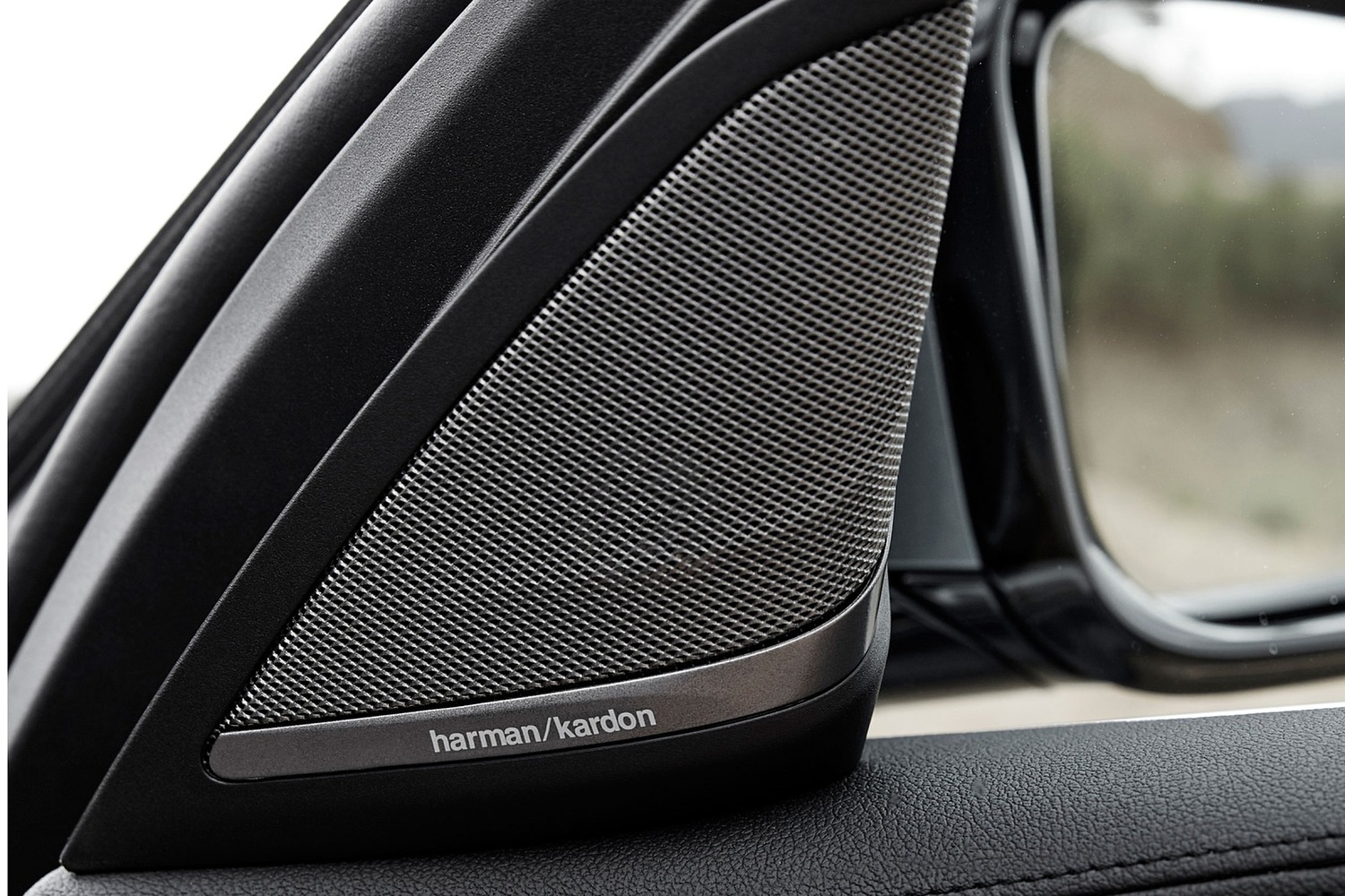 BMW 5 Series 540i Sedan Interior Detail. Options Shown. (2017 model year shown)