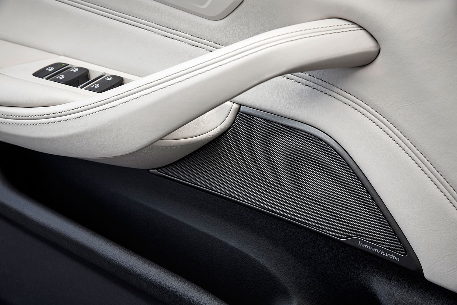 BMW 5 Series 540i Sedan Interior Detail. Options Shown. (2017 model year shown)