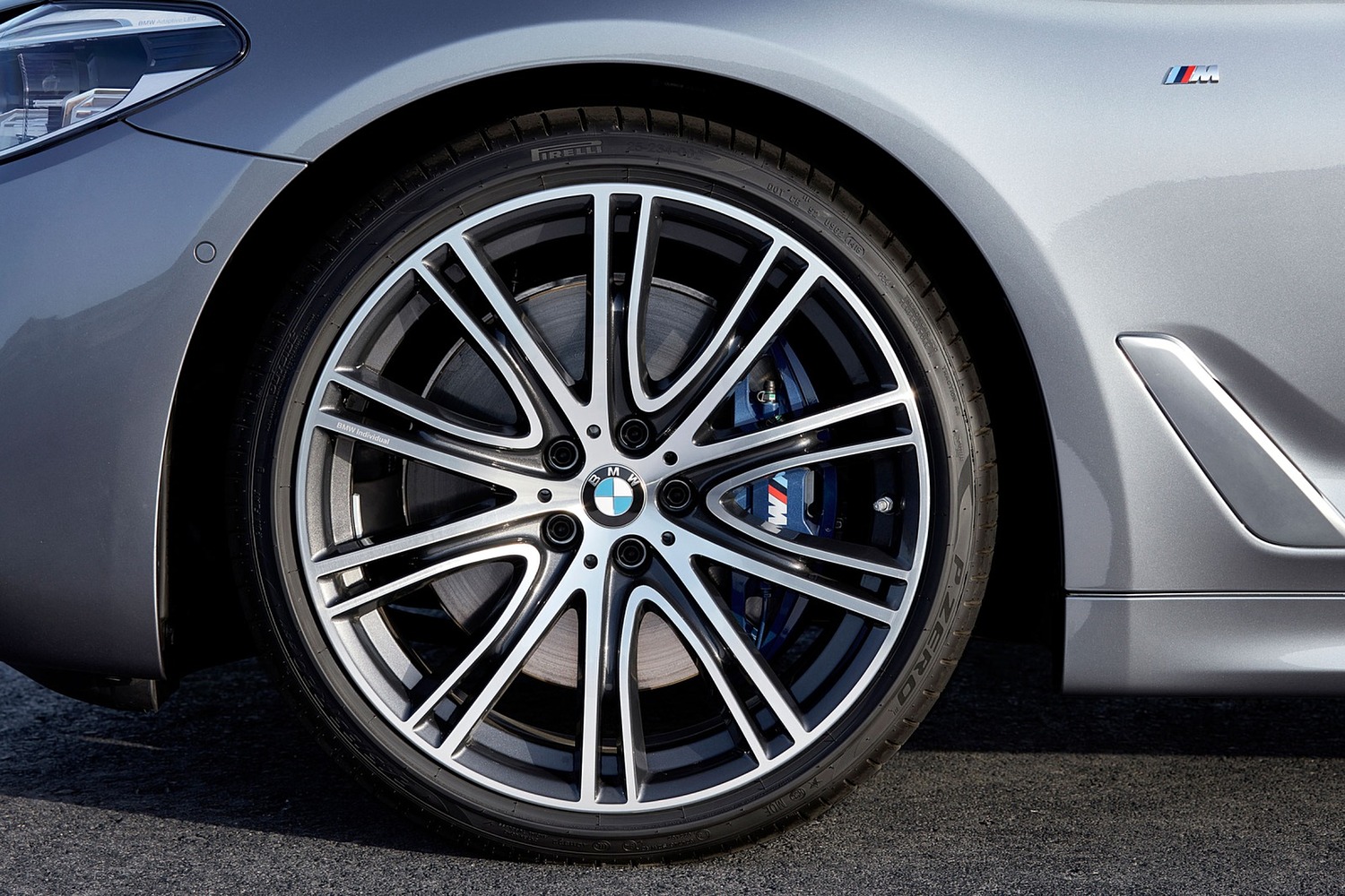 BMW 5 Series 540i Sedan Wheel. M Package Shown. (2017 model year shown)