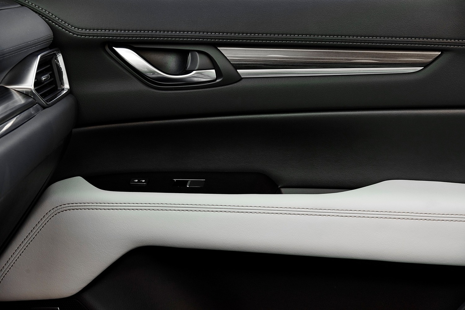Mazda CX-5 Grand Touring 4dr SUV Interior Detail (2017 model year shown)
