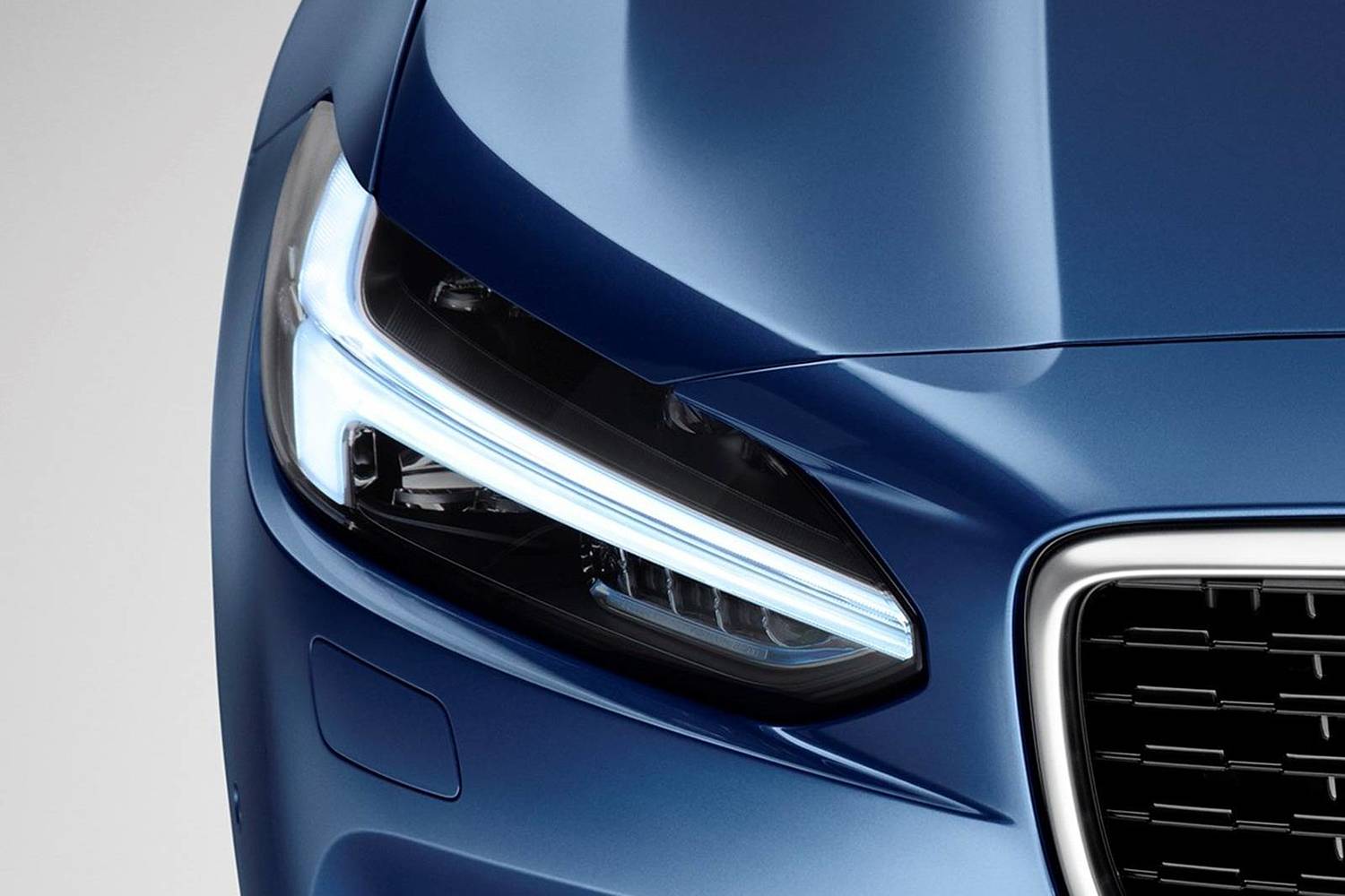 2018 Volvo V90 T6 R-Design Wagon Headlamp Detail