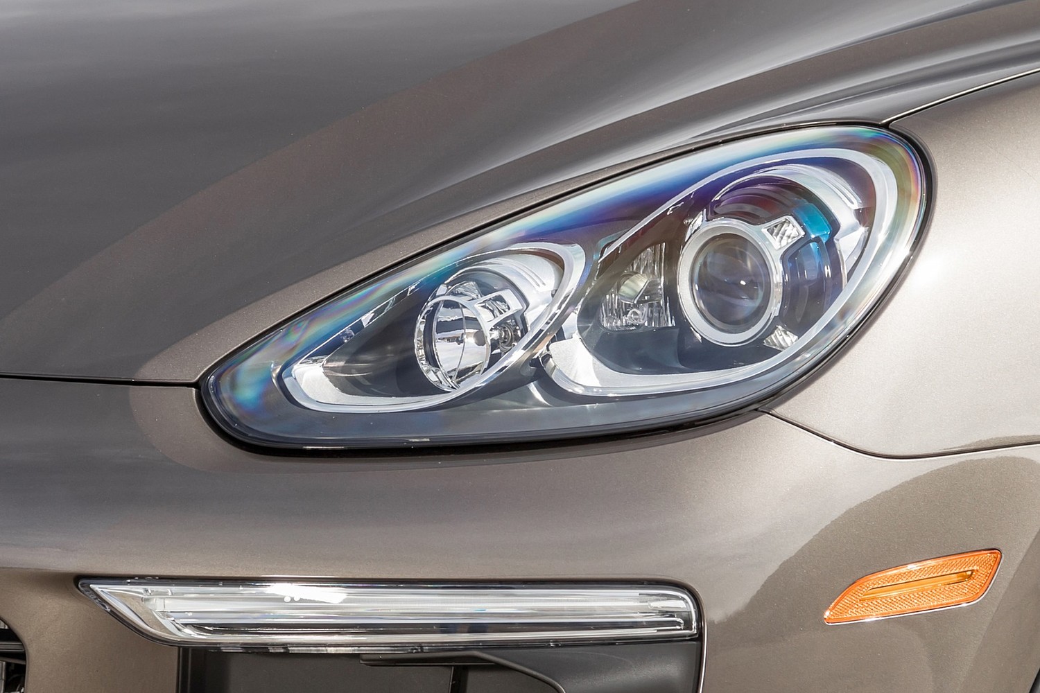 2018 Porsche Cayenne S E-Hybrid 4dr SUV Headlamp Detail