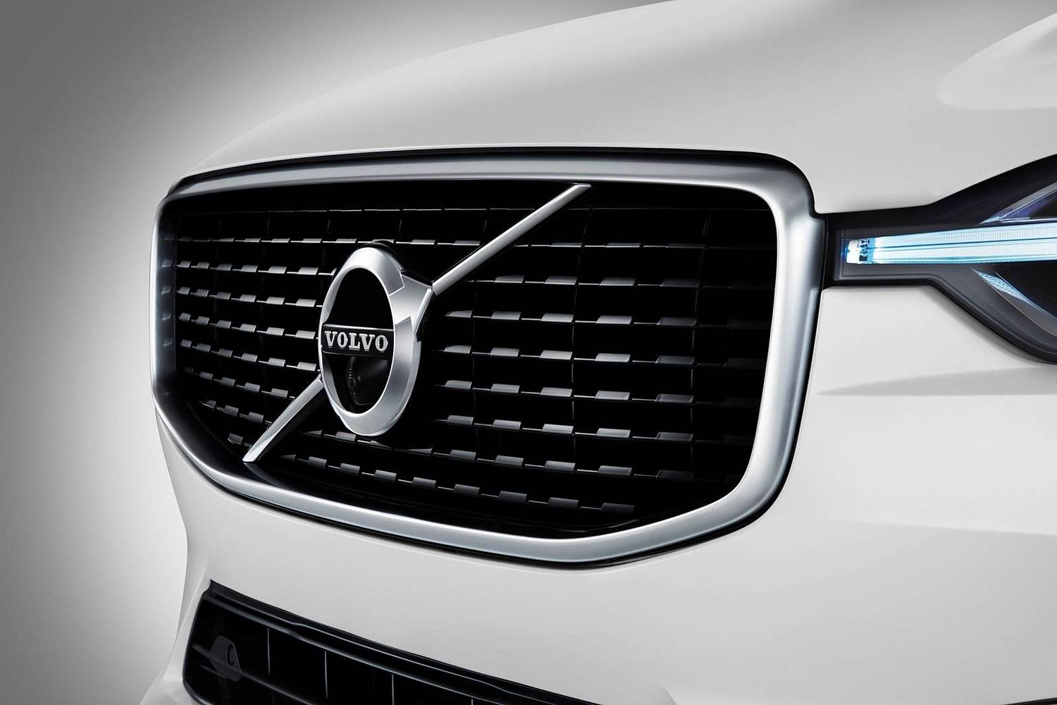 2018 Volvo XC60 T8 R-Design Twin Engine Plug-In Hybrid 4dr SUV Front Badge