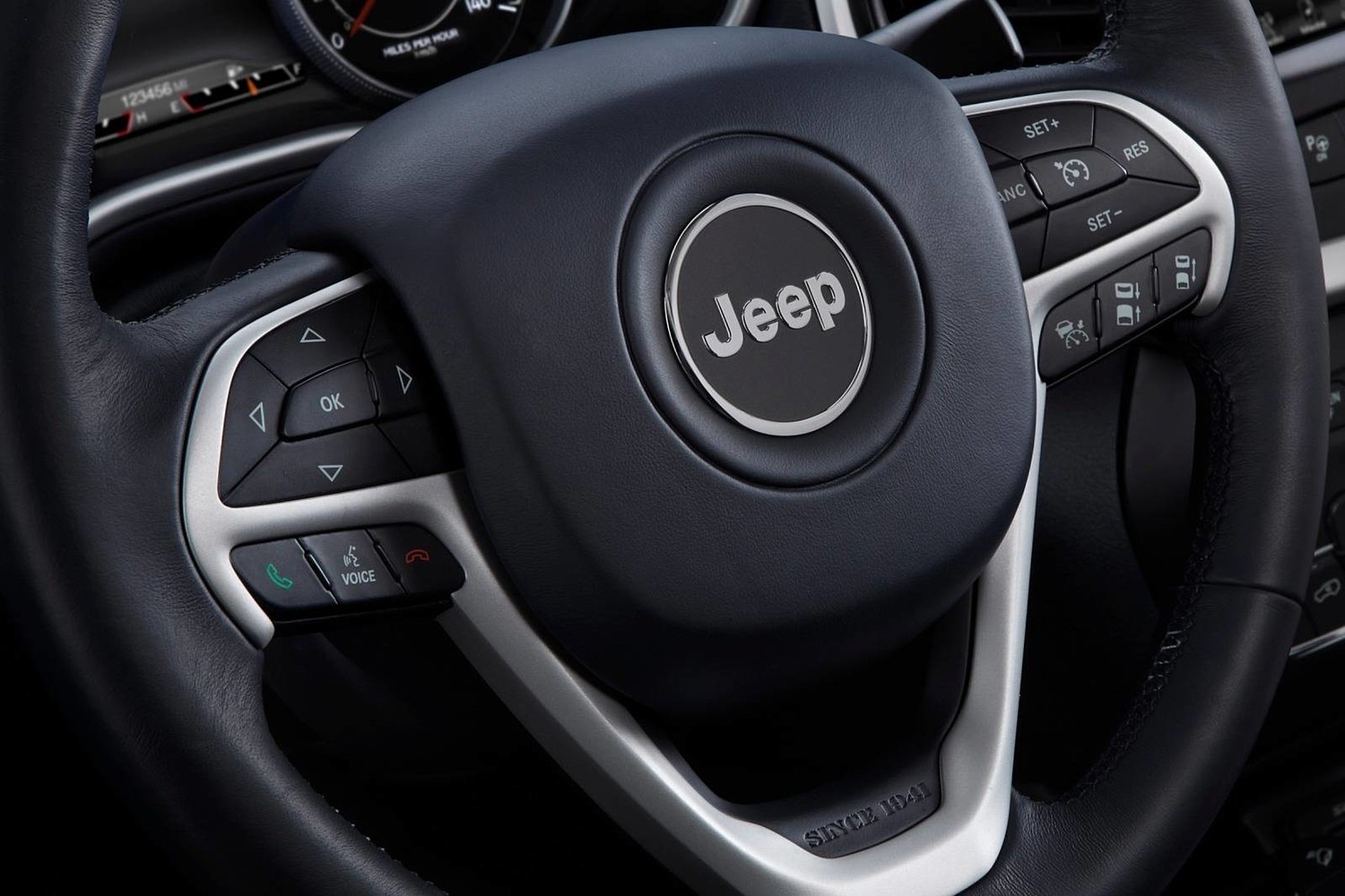 2018 Jeep Cherokee Limited 4dr SUV Aux Controls