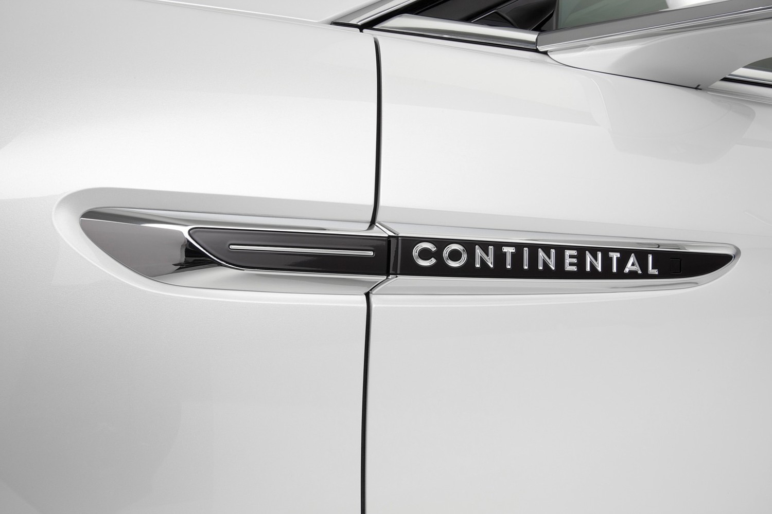 2018 Lincoln Continental Black Label Sedan Front Badge