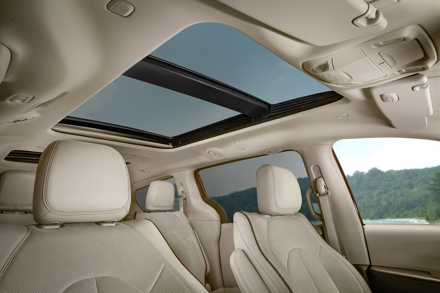 2018 Chrysler Pacifica Limited Passenger Minivan Interior Detail