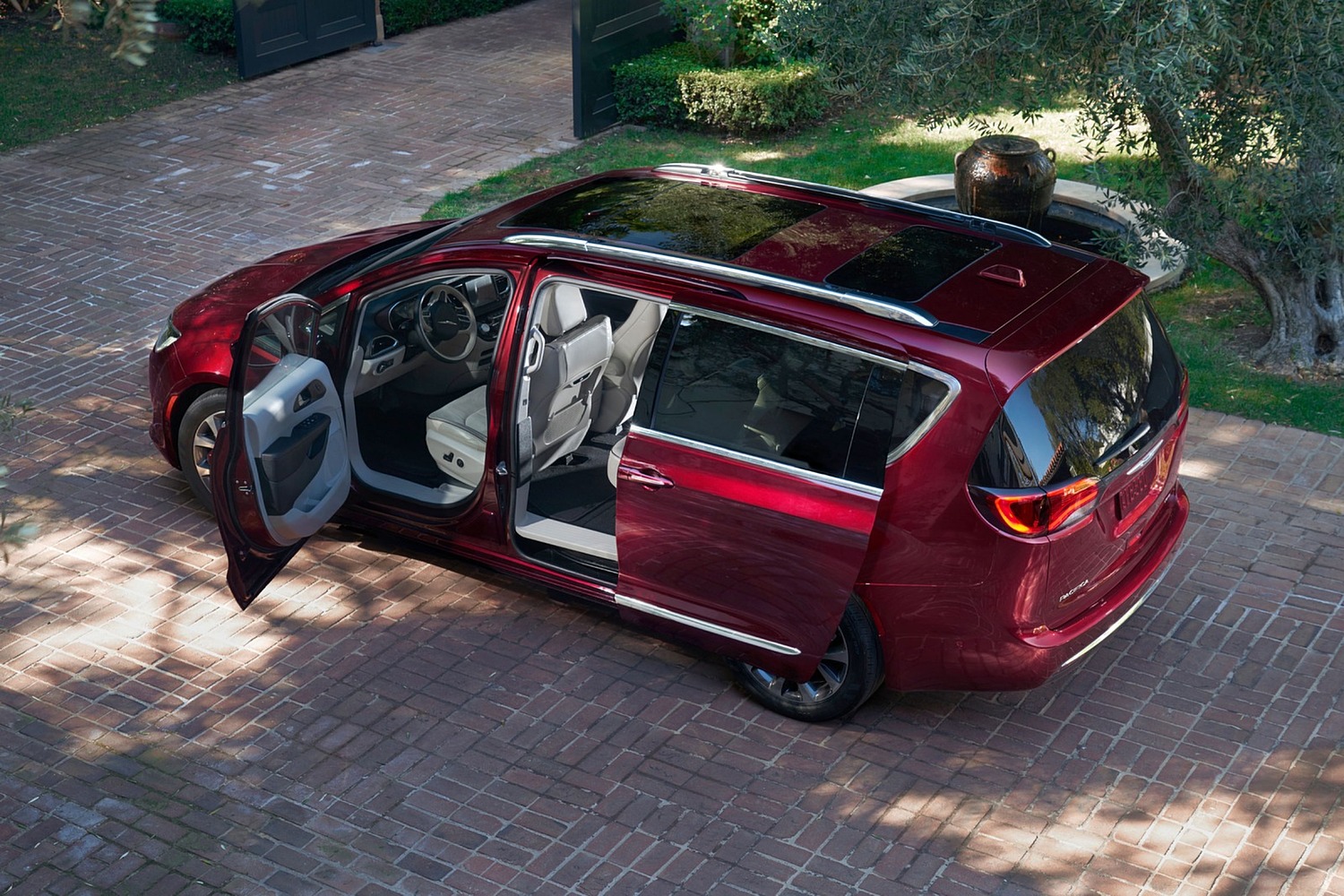2018 Chrysler Pacifica Limited Passenger Minivan Lifestyle Exterior